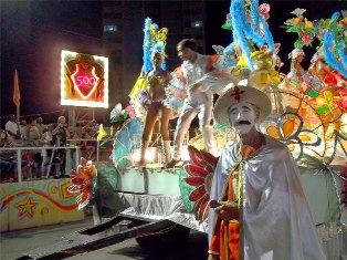 Carnavales santiagueros. Foto: Miguel A. Gainza (Santiago de Cuba en cuenta regresiva: faltan 361 días) Entrevista a Orlando Vergés Martínez, director de la Casa del Caribe