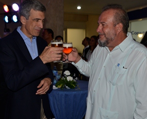 Pedro Heilbron, presidente ejecutivo de Copa con Manuel Marrero, ministro de Turismo de Cuba celebrando los 20 años de trabajo conjunto. Foto: Ferval Copa Airlines celebra 20 años de conectar a Cuba con América