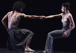 Escena de Reversible. Foto: Yailín Alfaro Danza Contemporánea de Cuba funde todas las artes y logra fórmula mágica
