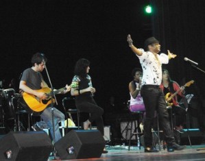 Descemer Bueno: no me cabe más alegría al compartir con los santiagueros