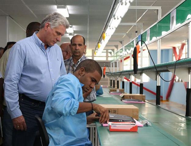 Cuba abre primera fábrica de computadoras y tablets