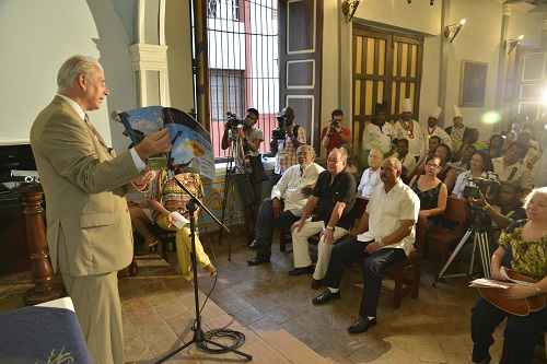 El Sr. José Carlos de Santiago, presidente editor del Grupo Excelencias presenta la revista número 124 Grupo Excelencias presenta en Santiago de Cuba revista y multimedia dedicadas al Festival del Caribe Fiesta del Fuego