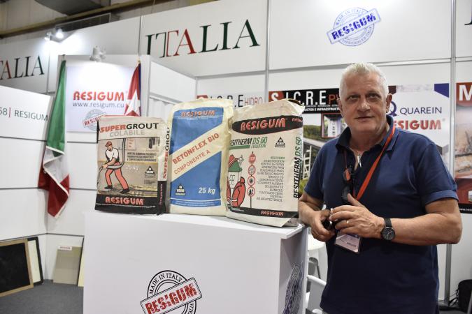 Administrador de Resigum, Renzo Silvi en Fecons 2018. Fotos: Raúl Abréu Resigum, el único stand extranjero en Fecons con bandera cubana