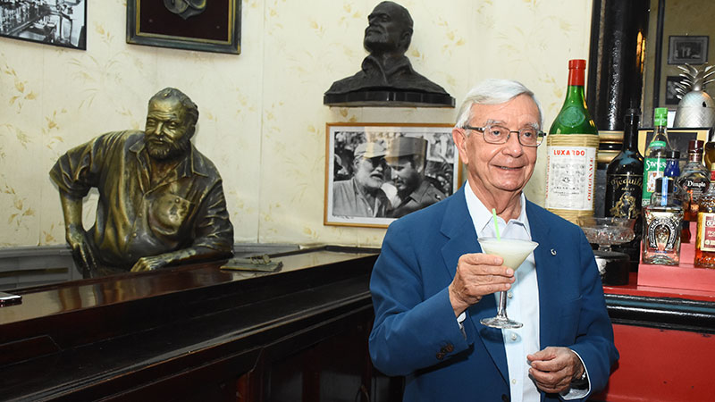 Rafael Ansón disfruta de un daiquirí en El Floridita. Un trocito de sabor cubano en la Capital de la Coctelería Iberoamericana