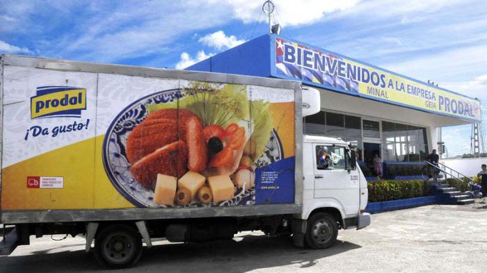 Abren moderna planta para producir salchichas en Cuba