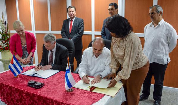 Firman el acuerdo Kimmo Ladhevirta (izquierda), Director General para las Américas y Asia del Ministerio de Asuntos Exteriores de la República de Finlandia, y Alfredo Pablo Cordero, Presidente del Instituto de Aeronáutica Civil de la República de Cuba Finlandia y Cuba firman acuerdo sobre servicios aéreos
