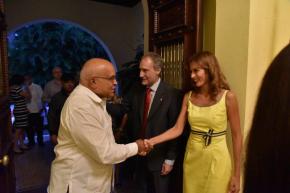 El señor Montalbán recibe en su residencia a Ricardo Cabrisas. vicepresidente del Consejo de Ministros y Ministro de Economía de Cuba Embajador de España en Cuba: “Hoy celebramos la satisfacción por todo lo conseguido”