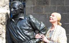 Alicia Alonso del brazo de la estatua de Antonio Gades en La Habana El magisterio de Antonio Gades vuelve a La Habana