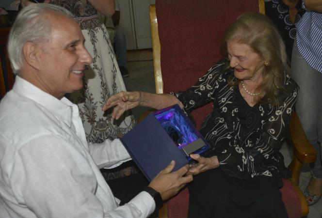 Carilda Oliver Labra recibe en sus manos su Premio Excelencias 2017 Carilda Oliver Labra recibe en sus manos su Premio Excelencias 2017
