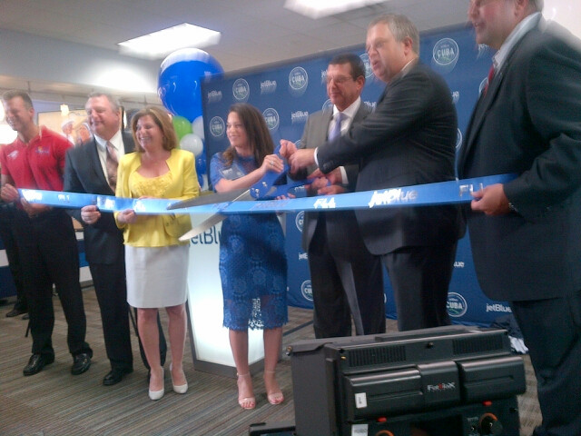 Corte de cinta de vuelo inaugural de JetBlue a Cuba. Foto: José Carlos de Santiago Vuelo de JetBlue marca relaciones entre Cuba y EE.UU.