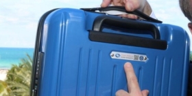 La asociación crea un logo para identificar el equipaje de mano que cumple con los requisitos para no tener que facturar IATA establece las medidas de las maletas que pueden ir en el avión
