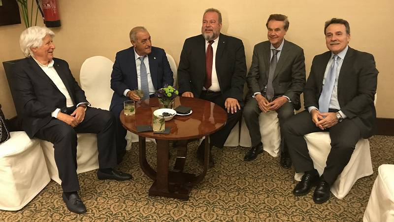 De izquierda a derecha: Miguel Fluxá, presidente del Grupo Iberostar; Juan José Hidalgo, presidente de Globalia; Manuel Marrero, ministro de Turismo de Cuba; Gabriel Escarrer, presidente de Meliá Hotels International y Gustavo Machín, embajador de Cuba en España. FITUR 2018: Ministro cubano de Turismo agasaja a empresarios españoles