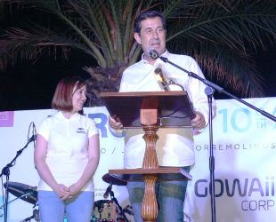 Javier Díaz al recibir el premio al video de Gowaii Corporación Gowaii: Cuba es un punto estratégico del turismo en el Caribe