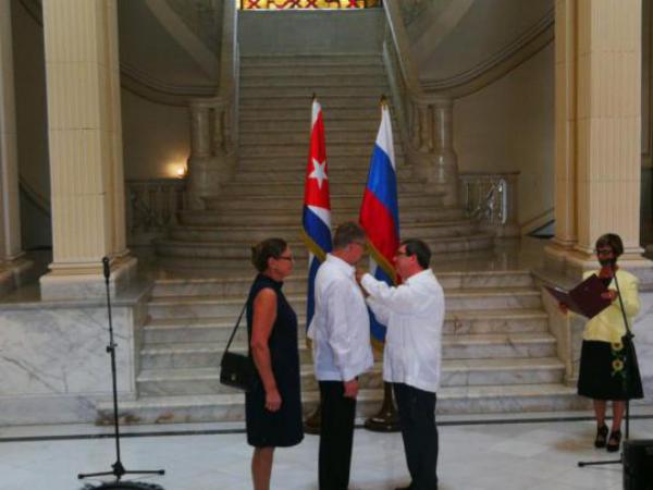 Cuba confiere Medalla de la Amistad a Embajador de Rusia
