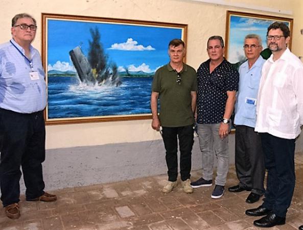 El embajador de España en Cuba Sr. Juan José Buitrago y el Coronel Salvador Cuenca, agregado de Defensa en Cuba, rinden homenaje a los marinos españoles caídos en combate. Fotos: José Carlos de Santiago Simposub: flores para los marinos caídos en 1898