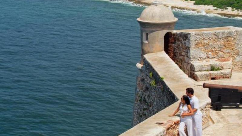 Turistas cubanos y extranjeros disfrutan del Morro Santiaguero