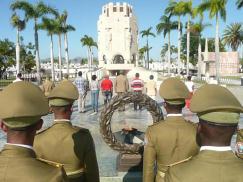 Fidel y Raúl Castro rinden homenaje a José Martí en Santiago de Cuba