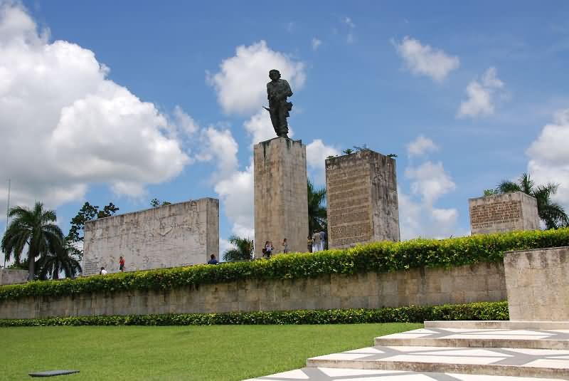 Memorial del Che: uno de los sitios más visitados del Caribe Cenizas de Fidel reposan una noche junto al Che