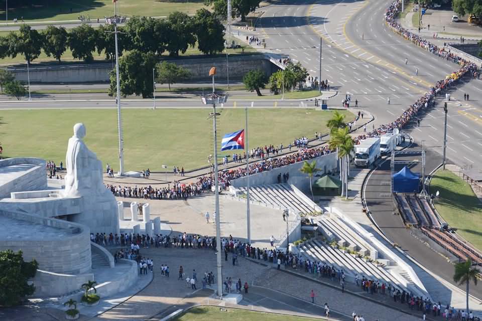 Continua desfile de cubanos en homenaje a Fidel Castro