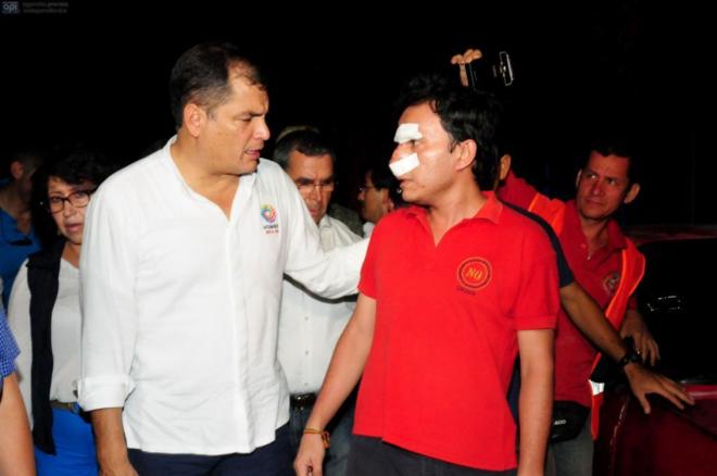 El presidente de Ecuador, Rafael Correa, hablando Aumenta a 413 el número de muertos por el terremoto en Ecuador