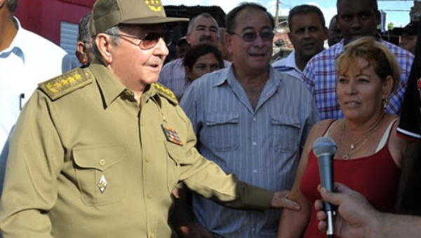 Raúl Castro recorre zonas amenazadas por huracán Matthew