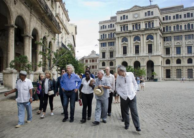 Fundador de la Virgin Group pasea por La Habana