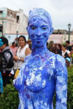 El arte de representar una estatua viviente