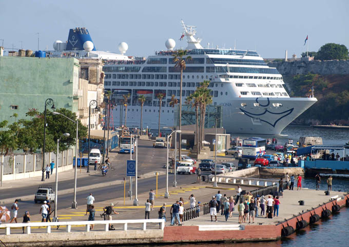 Viajeros de Estados Unidos aceleran récord turístico de Cuba