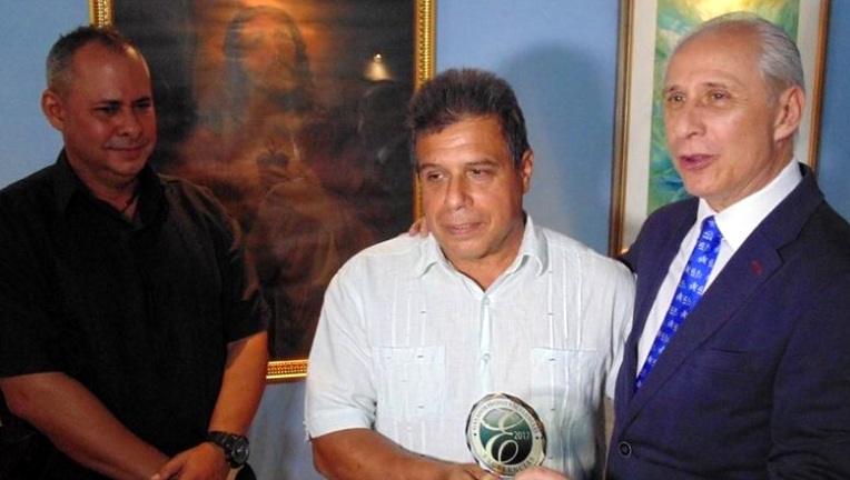 Recibe Premio Excelencias el doctor Guillermo Prado González