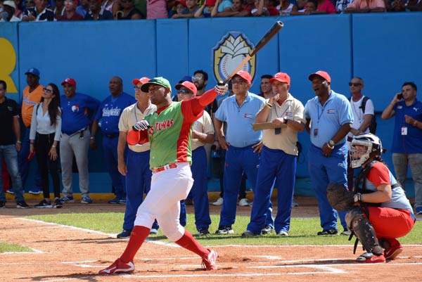 Estrellas de la pelota cubana iluminaron Ciego de Ávila