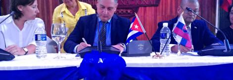 Pavol Kožík, presidente del grupo Proxperia, por la parte eslovaca, y Dariel Lamadrid Martín, presidente de Alimcor S.A., por la cubana, firmaron la Escritura Constitutiva de la empresa mixta Baracocoa S.A.
