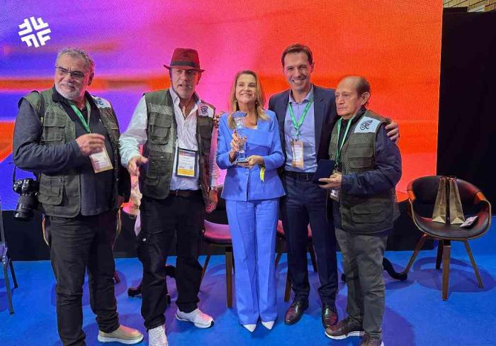 Entrega reconocimiento Red Internacional de Periodistas Latinos de Turismo