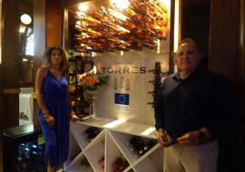 M. María Jiménez Lazo, especialista en Gestión Comercial, Miguel Torres Cuba S.A.; y Alexander Aguirre Triana, embajador de Caribe y Latinoamérica de marca Torres, en el stand de Bodegas Torres de la Fiesta Internacional del Vino.