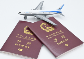 Pasaporte chino con avión