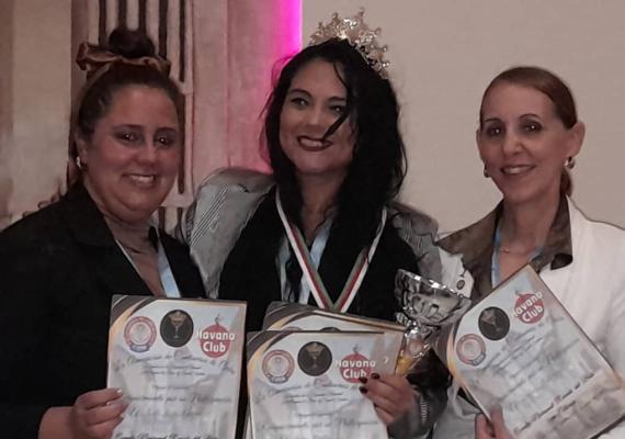 Al centro, Kenia Borges Brotón quien representará a Cuba en el campeonato Queens of Bartending, acompañada de Mirtha de las Mercedes González Salguero y Bárbara Betancourt, también destacadas cantineras.