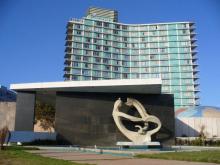 ¿Quién se atreve a reclamar el Hotel Habana Riviera?