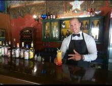 José Luis Rubín Hernández, cantinero del bar El Cambio de la Empresa Extrahotelera Palmares, sucursal Camagüey