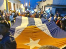 bandera cubana por las calles de Gibara 