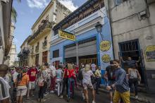 Turistas en La Bodeguita del Medio, La Habana, Cuba