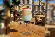 El Hotel Plaza celebra 30 años de su coctel Arcoíris