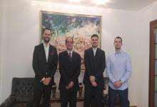 Embajador cubano en Serbia recibe a representantes de Casa del Habano 