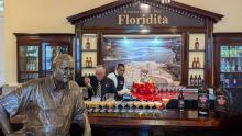 Un Hemingway más joven renace en Santiago de Cuba: homenaje en bronce al Nobel que conquistó el Daiquirí
