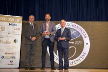 El presidente del Grupo Cubasol, Luis Martínez de Armas, al centro, recibe el Premio Excelencias Gourmet 2023 otorgado al Restaurante Floridita. A su izquierda, José Carlos de Santiago, presidente de Grupo Excelencias; a su derecha, don Rafael Ansón Oliart, presidente de la Real Academia de Gastronomía Española.