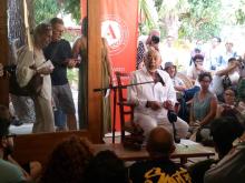 Leonardo Padura Fuentes (La Habana, 9 de octubre de 1955), impartió la conferencia “Cómo se escribe una novela”, que tuvo lugar el pasado viernes 17, en la Galería Cairostudio de El Vedado capitalino, auspiciada por la Academia Cubana de la Lengua, Aurelia Ediciones y la Embajada de España.