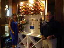 M. María Jiménez Lazo, especialista en Gestión Comercial, Miguel Torres Cuba S.A.; y Alexander Aguirre Triana, embajador de Caribe y Latinoamérica de marca Torres, en el stand de Bodegas Torres de la Fiesta Internacional del Vino.