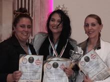 Al centro, Kenia Borges Brotón quien representará a Cuba en el campeonato Queens of Bartending, acompañada de Mirtha de las Mercedes González Salguero y Bárbara Betancourt, también destacadas cantineras.