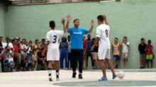 Futbolista español Sergio Ramos visita a los niños cubanos