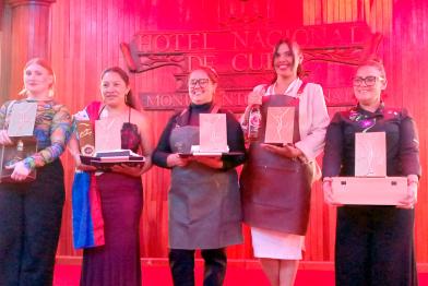 Las cinco finalistas, ganadoras a su vez de las sendas categorías en concurso. De izquierda a derecha: Ashley Marriot, Islandia; Karol García, Ecuador; Mirtha de las Mercedes, Cuba; Mishell Véliz, Venezuela; y Yhanelli Alfaro, Belice.